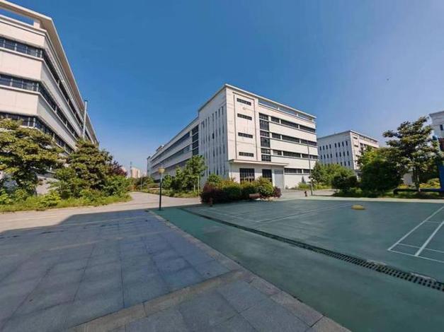 此次拍卖的工业房产,工厂非常大型,土地总面积64446.17平方米,约96